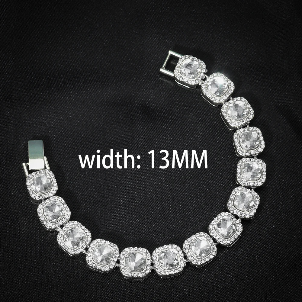 Gros plan d'un collier statement en maillons cubains de diamant, largeur de 13 mm, sur fond noir.