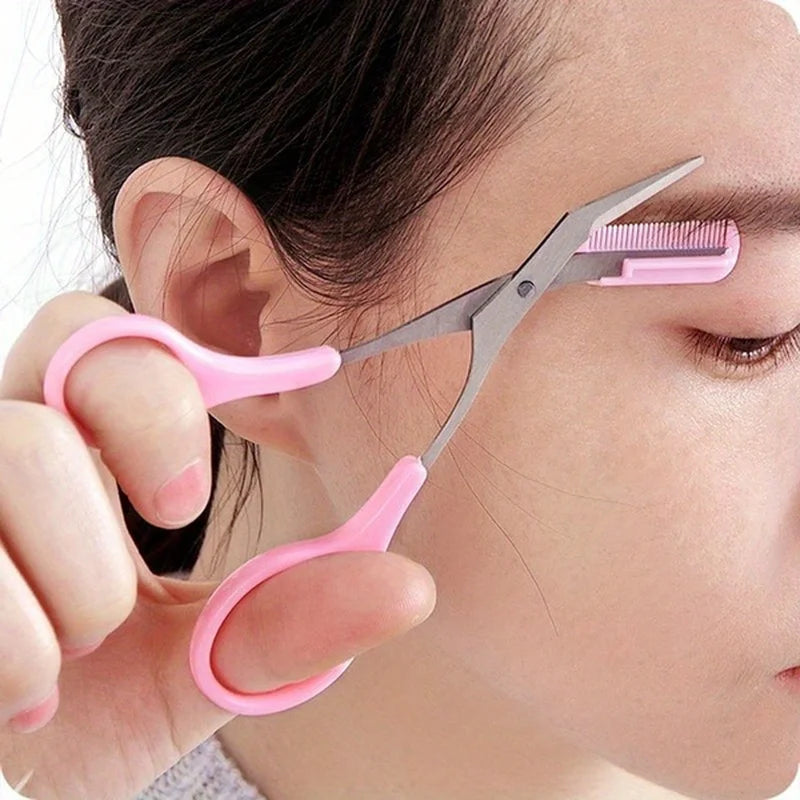 Eine Hand hält ein rosa Edelstahl-Augenbrauen-Trim-Set mit Kamm in der Nähe eines Auges einer Frau.