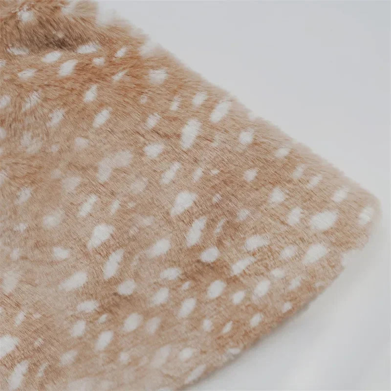 Capa de terciopelo festiva para mascotas con detalles de peluche