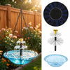 Fontaine à oiseaux solaire à plusieurs niveaux avec un bol bleu et un panneau solaire noir, installée contre une clôture en b