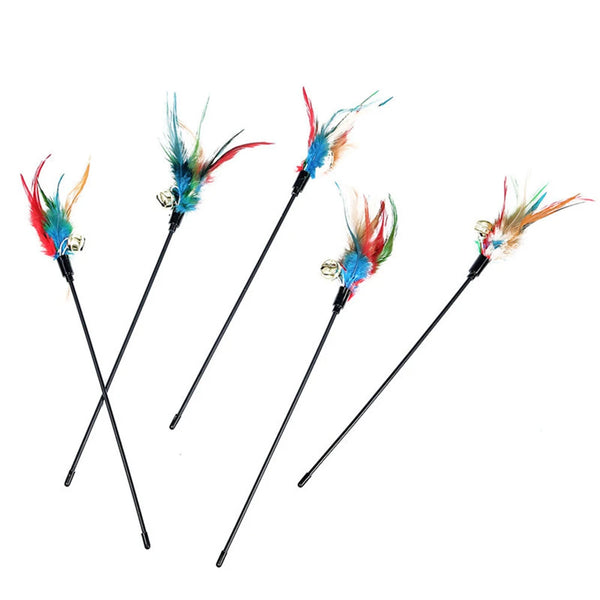 Un juego de tres juguetes interactivos de varita para gatos con plumas de colores en palitos delgados.