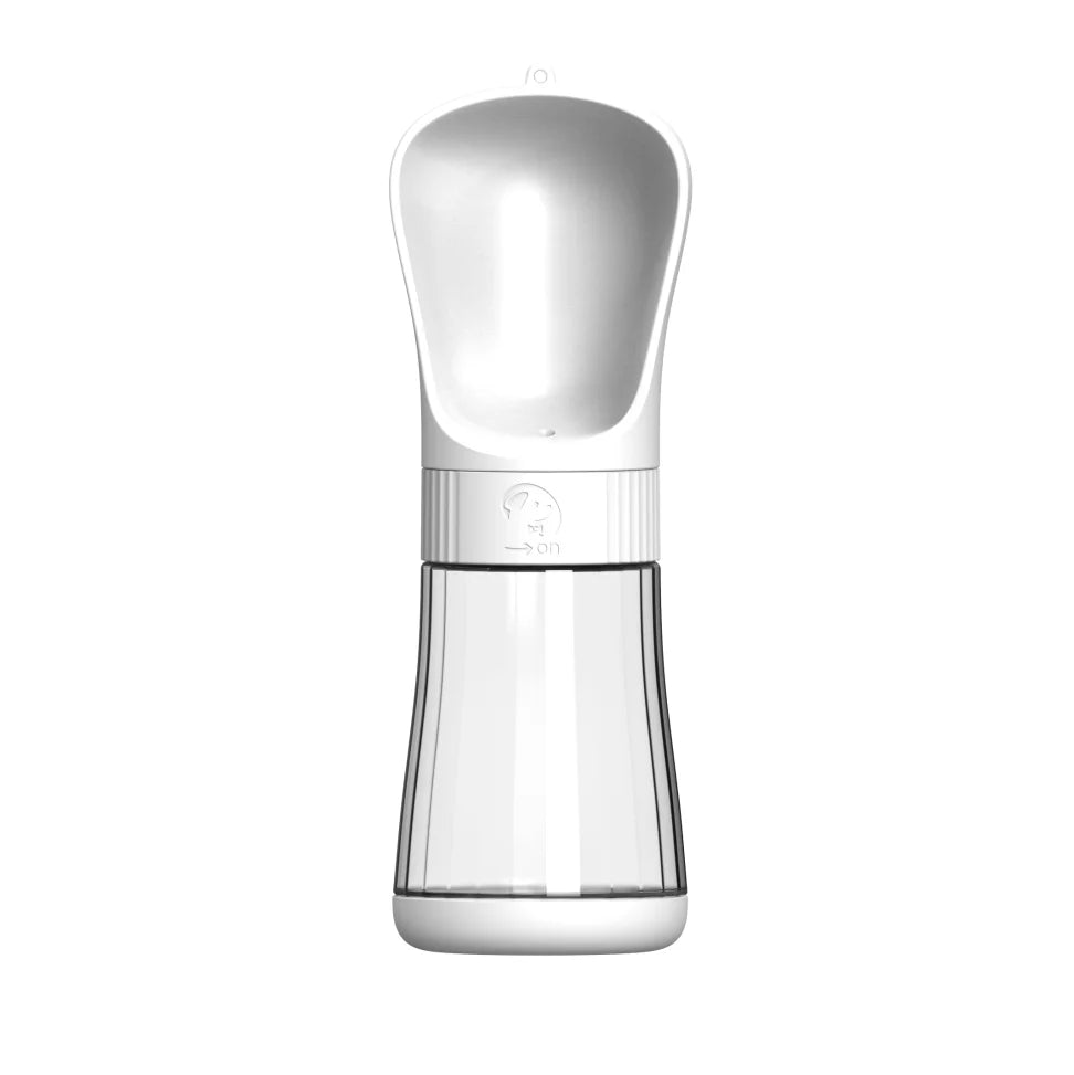Weiße tragbare 2-in-1 Haustier-Wasserflasche mit Schale und Trinkspout.
