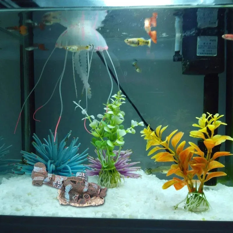 Mini avión de resina decorativo nadando en un acuario con plantas y peces.
