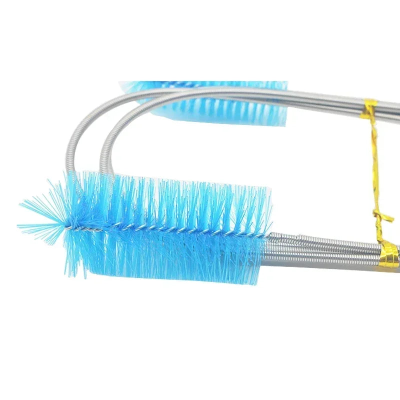 Blauer Aquariumfilter und Schlauchreinigungsbürste mit flexibler Metallleitung.