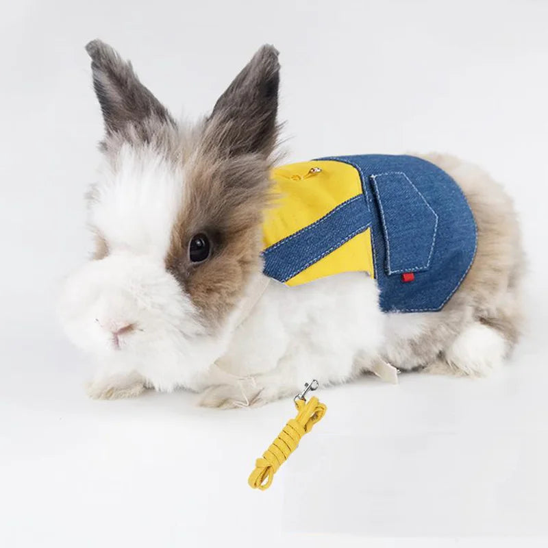 Un costume de lapin duveteux avec de la fourrure grise et blanche et un capuchon en tissu bleu denim et jaune.