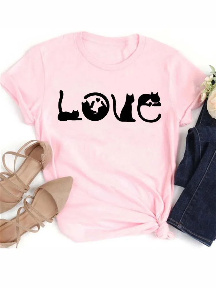 Camiseta rosa con gráfico negro de un gato dentro de la palabra Amor