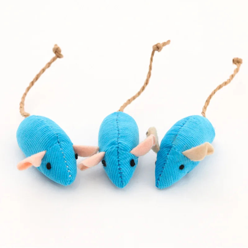 Souris à la menthe bleue avec des oreilles roses et une ficelle pour jouer