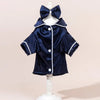 Marineblauer Satin-Hundewaschkamisostick mit passender Schleife auf weißem Mannequin.