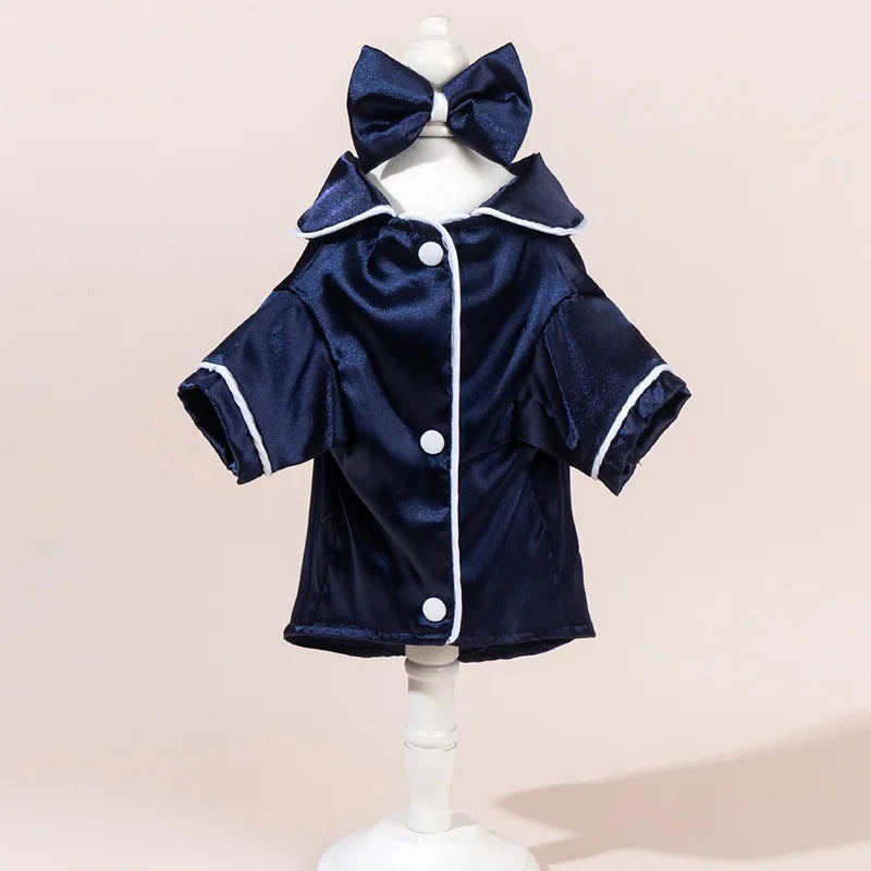 Marineblauer Satin-Hundewaschkamisostick mit passender Schleife auf weißem Mannequin.