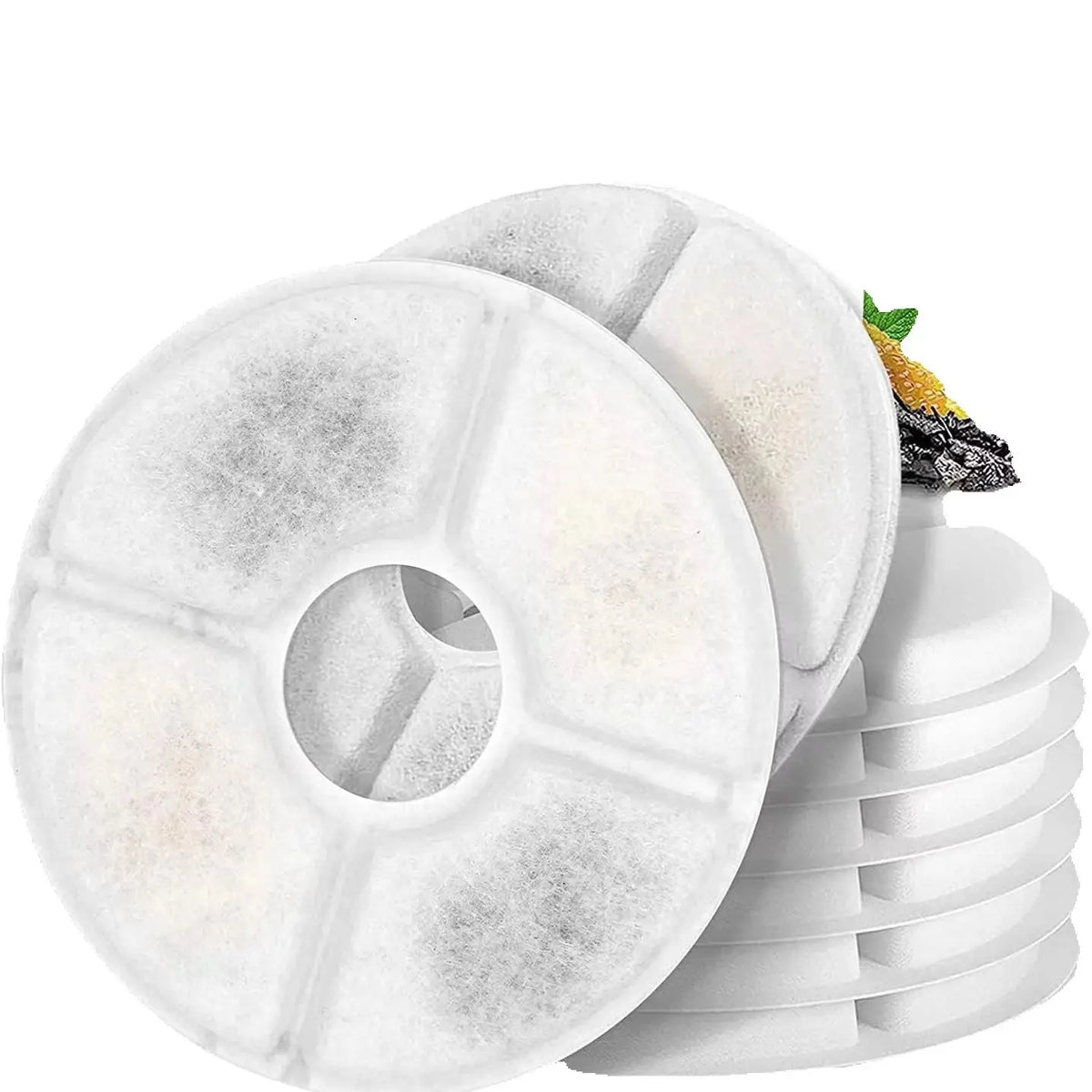 Un juego de filtros de reemplazo para fuente de agua de mascotas de color blanco apilados.
