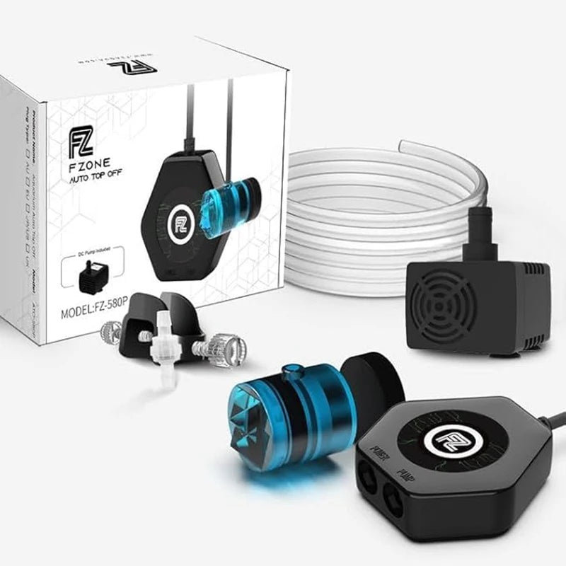 Schwarzes automatisches Wasser-Top-Off-System mit klarem Fitting und gewickeltem weißem Schlauch neben seiner Verpackung.
