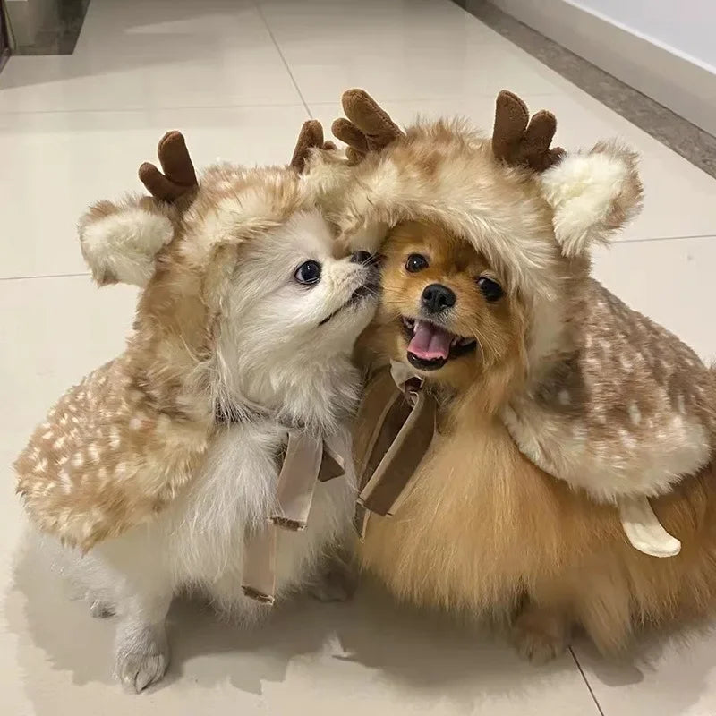 Capa de terciopelo festiva para mascotas con detalles de peluche