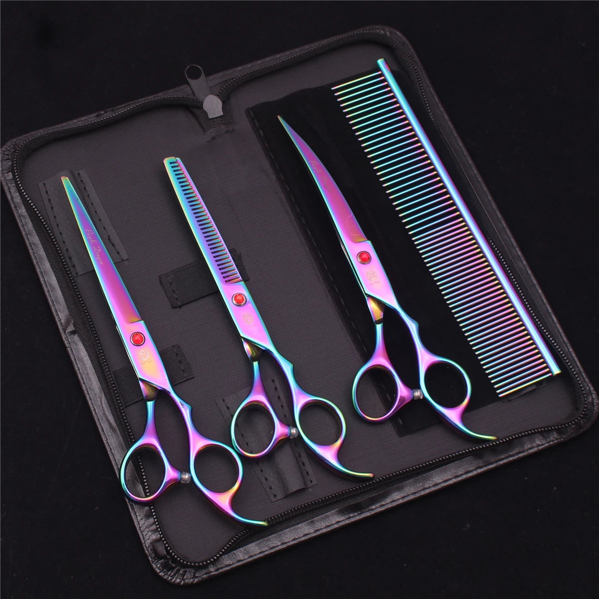 Set de tijeras para aseo de mascotas de acero inoxidable con peine, mostrado dentro de una caja negra.