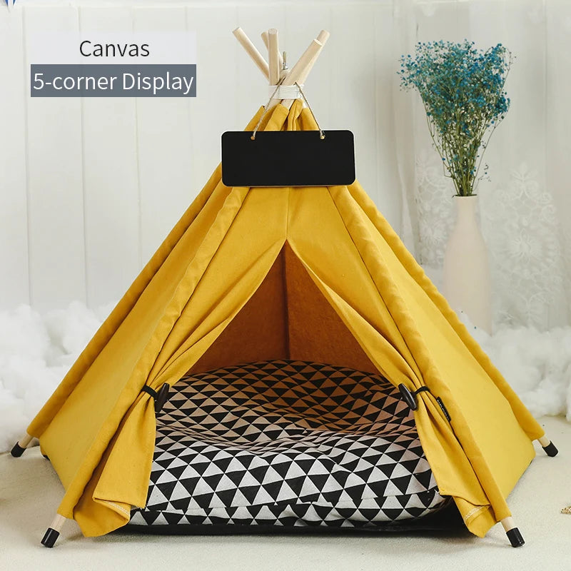 Tente teepee jaune à cinq côtés avec tableau noir et coussin à motifs.