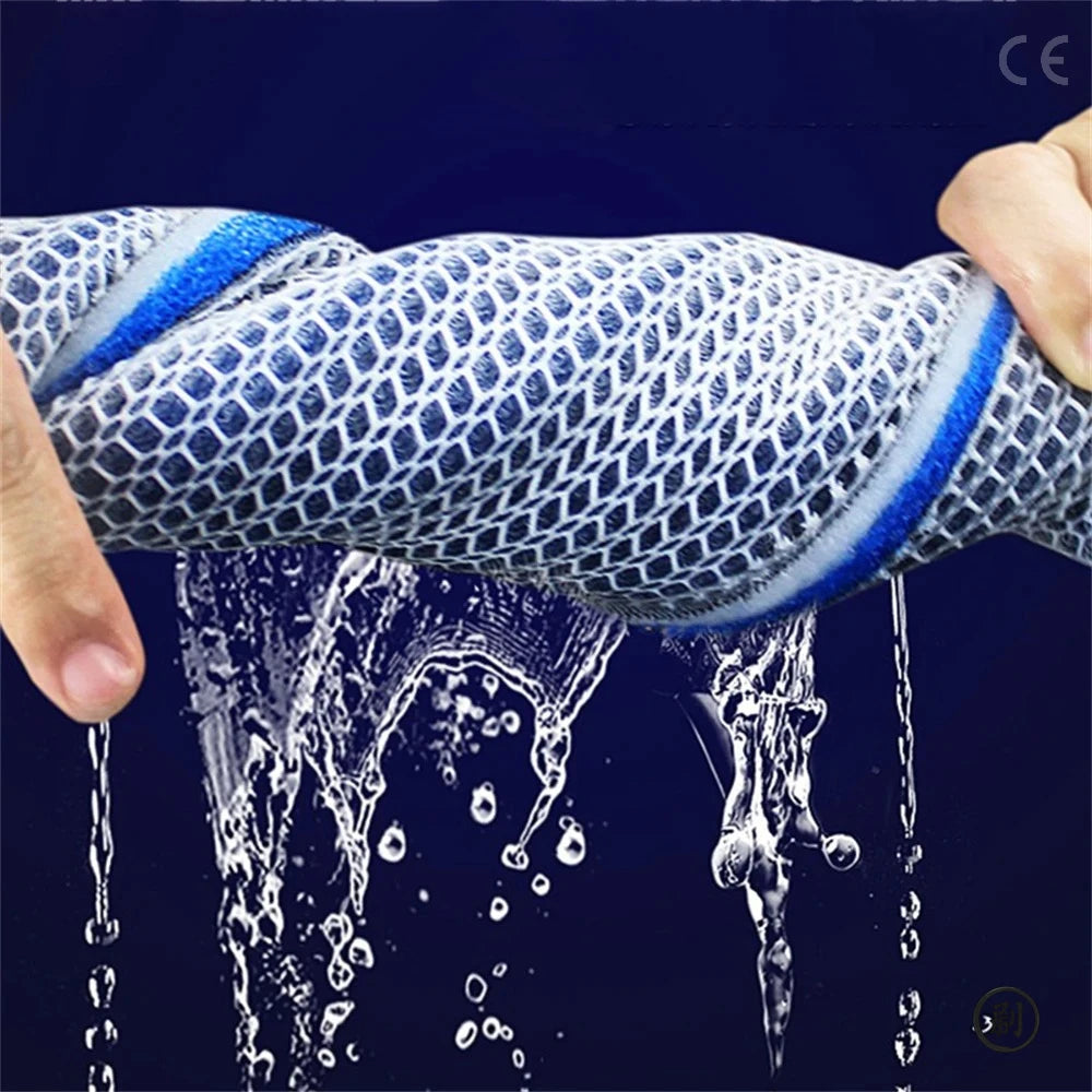 Une main tient un filtre en éponge noir et blanc, avec de l'eau qui goutte.