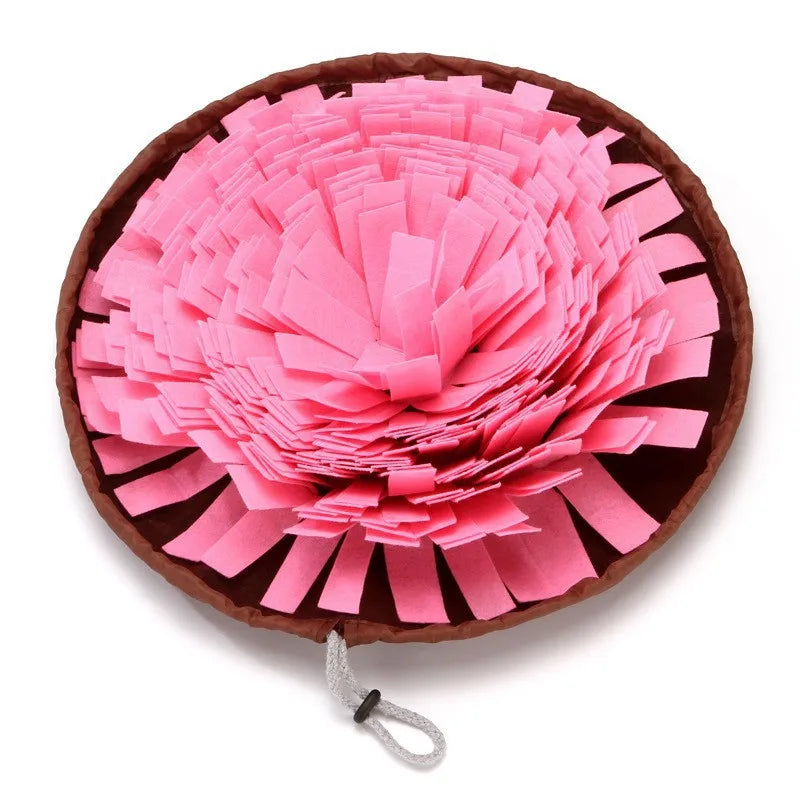 Alfombra circular de fieltro rosa doblado con borde marrón, diseñada para olfatear perros.