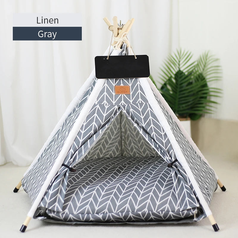 Tente en lin gris avec coussin à motif et panneau tableau noir.