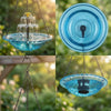 Fontaine d'oiseaux solaire à plusieurs niveaux avec de l'eau bleue claire et des cascades, en gros plan.