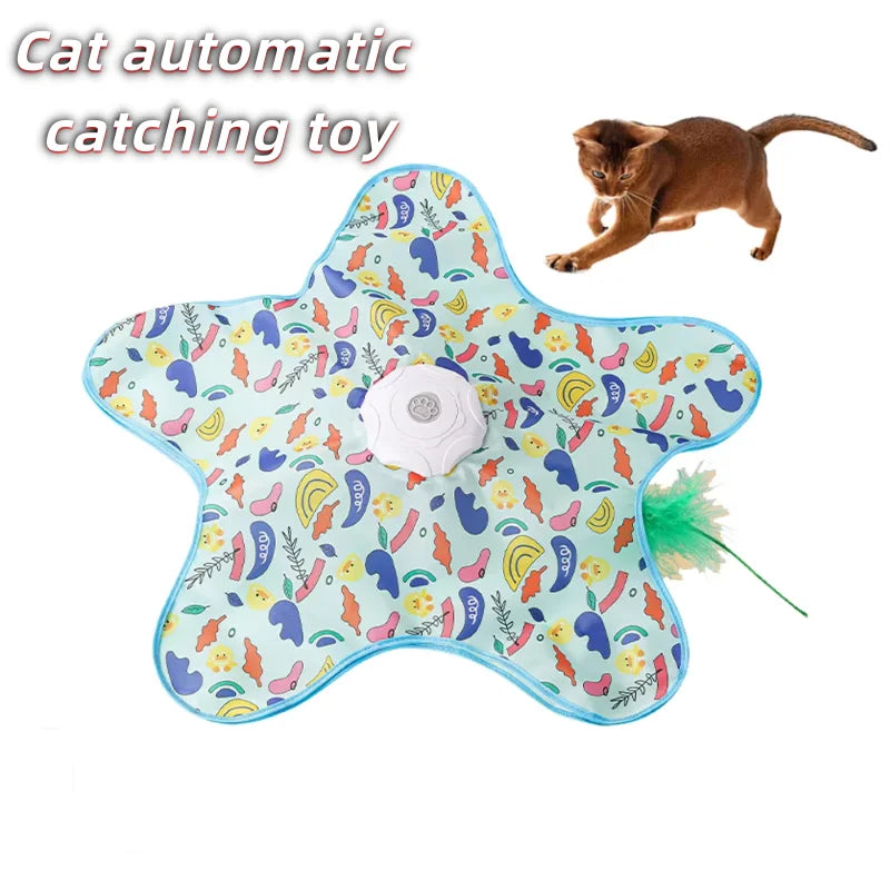 Jouet de chat automatique en forme d'étoile bleu clair avec motifs colorés et une canne à plumes verte.