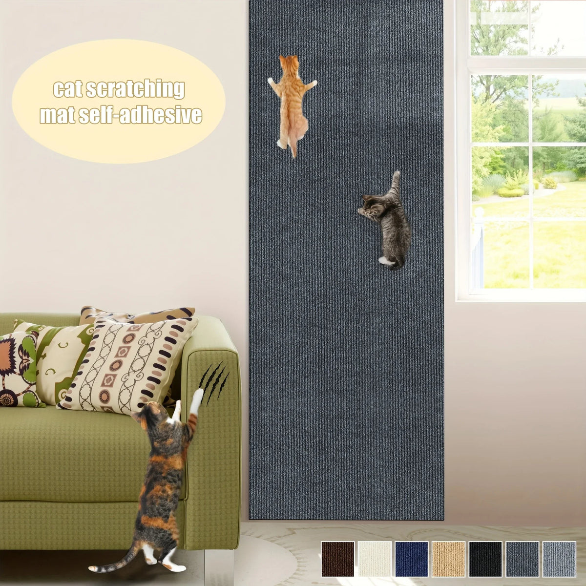 Dunkelgraue Kratzmatte an der Wand mit einer Katze darauf und einer weiteren Katze in der Nähe eines Sofas