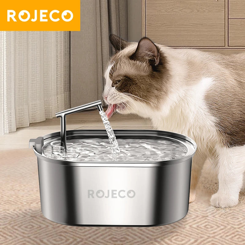 Eine Katze trinkt Wasser aus einer Edelstahl-Automatentierbrunnenschale.