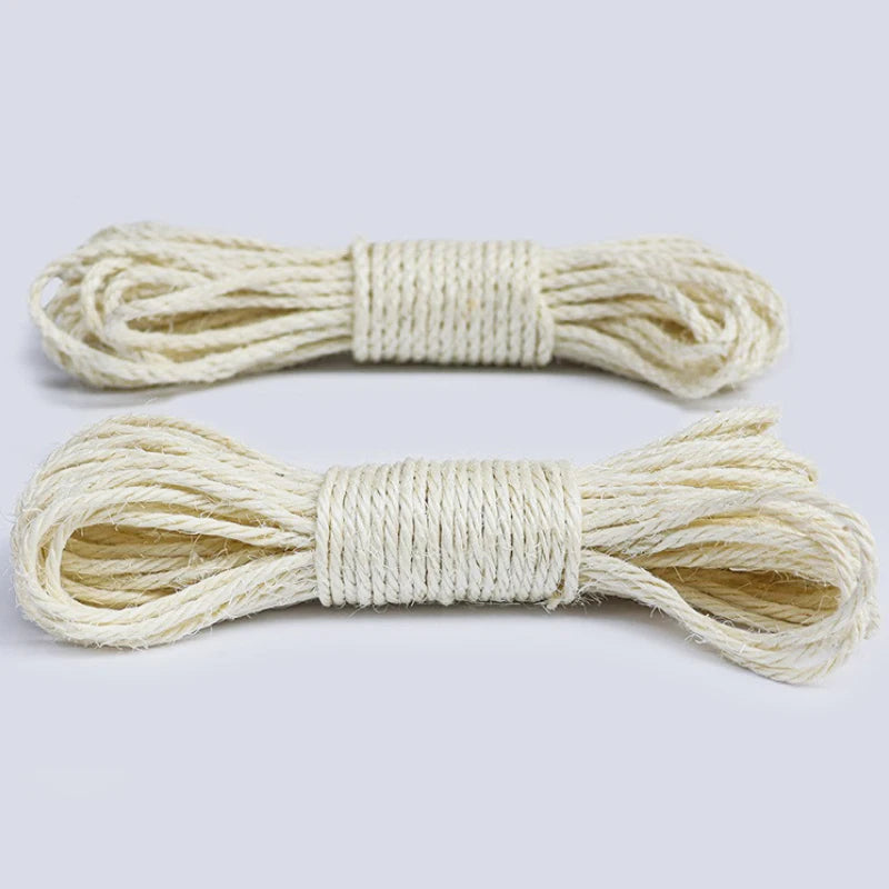 Bündel aus natürlicher beige Sisal-Seile für Katzenkratzbäume.
