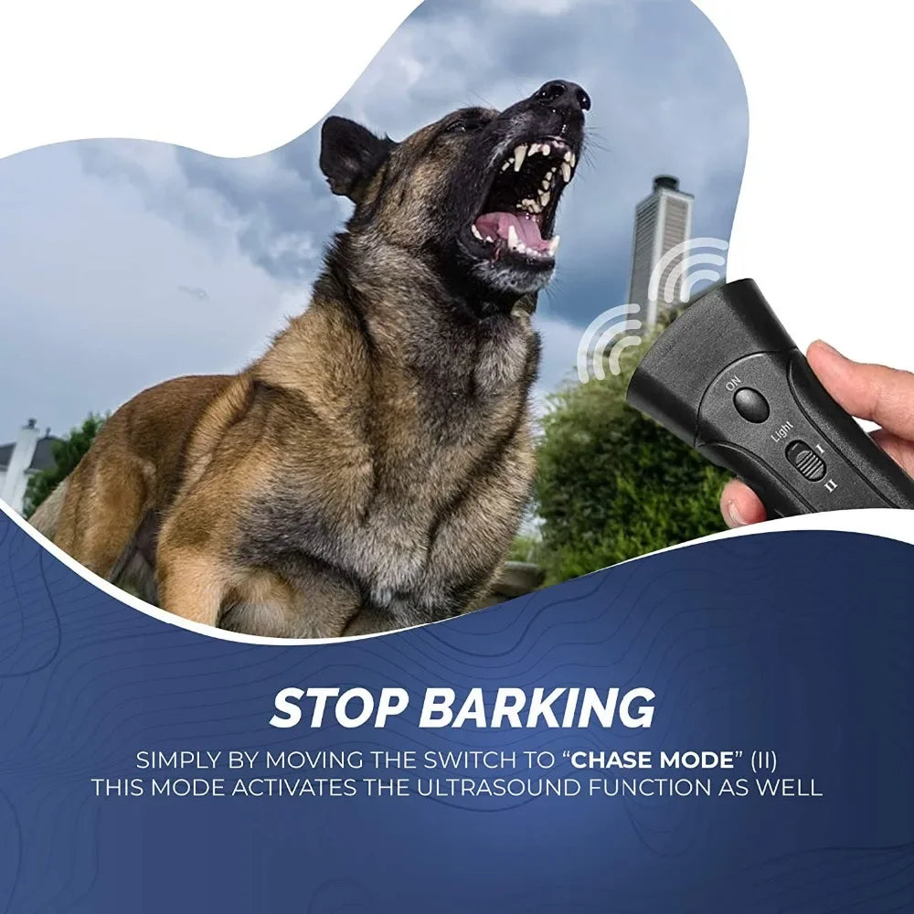 Ein Hund neben einer Fernbedienung zur Aktivierung eines Ultraschall-Hundbell-Abwehrmittels.