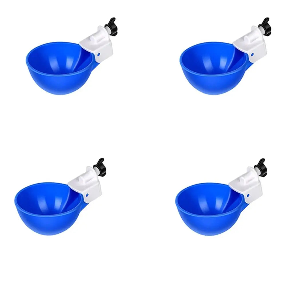 Cuatro vasos de plástico azules con boquillas blancas para bebederos automáticos de pollo