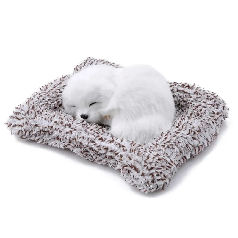 Ein weißer flauschiger Hundedackel-Plüschtier schläft auf einer strukturierten grauen Oberfläche.