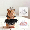 Ein flauschiger brauner Hamster in einem schwarzen Spitzenkleid und einer kleinen silbernen Krone.