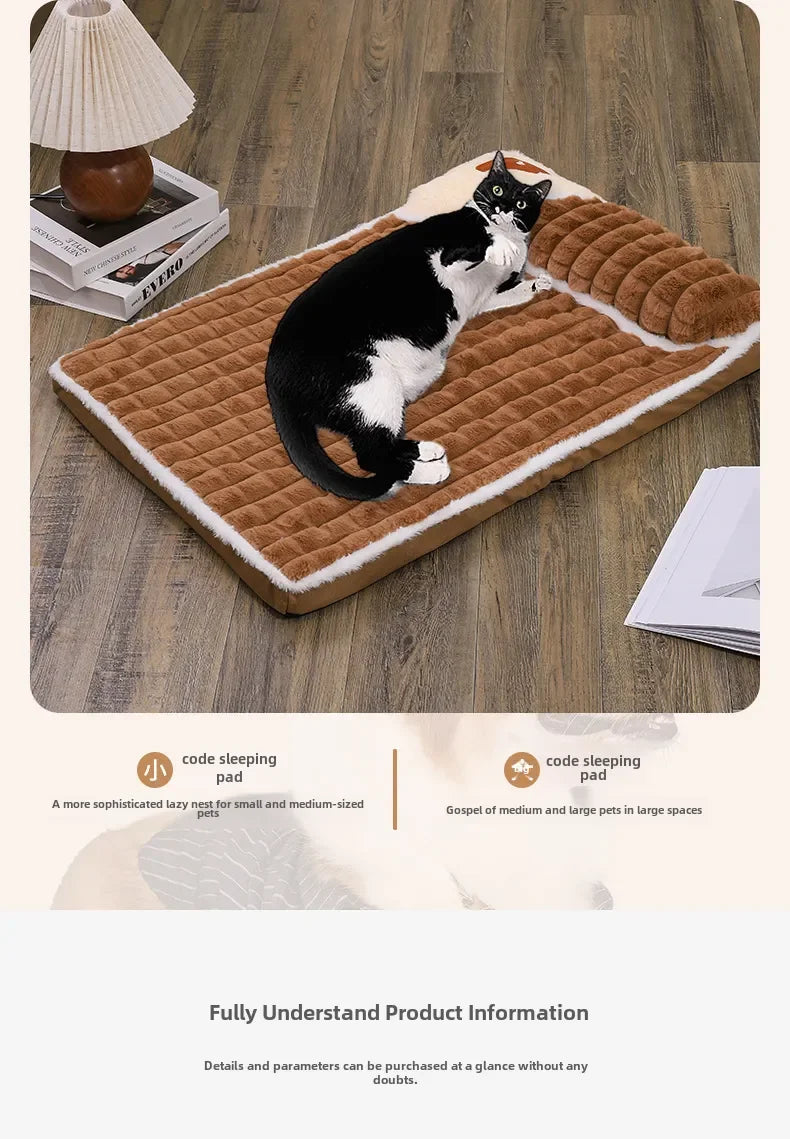 Un chat noir et blanc se repose sur un lit pour animaux rembourré marron avec une housse amovible.