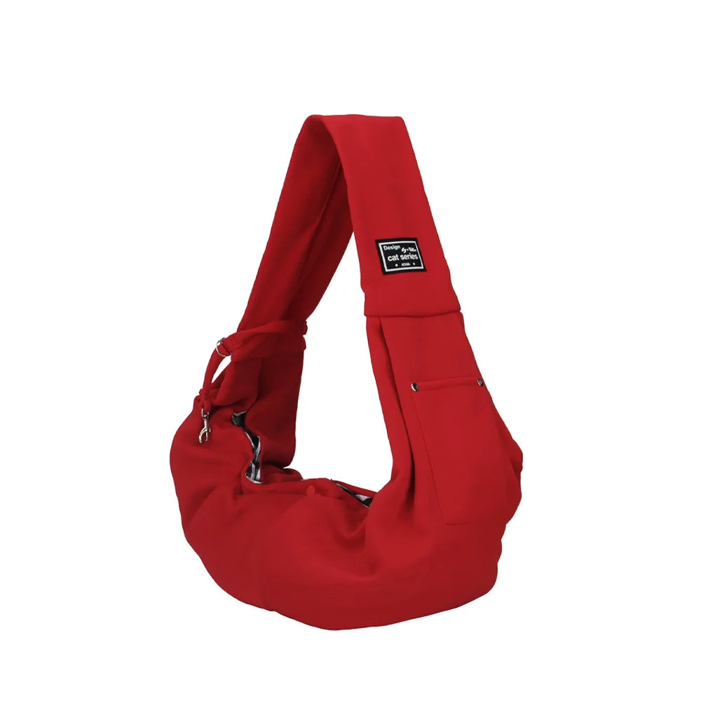 Rote tragbare Hundetasche in vertikaler Darstellung.