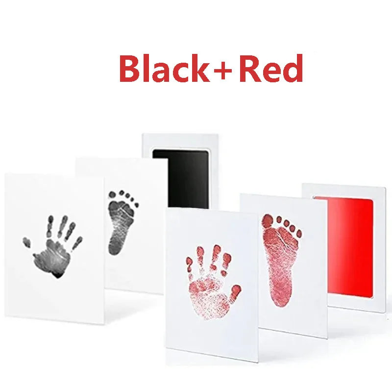 Kit d'empreintes et de empreintes de main et de pied noir et rouge pour souvenirs, affiché sur fond blanc.