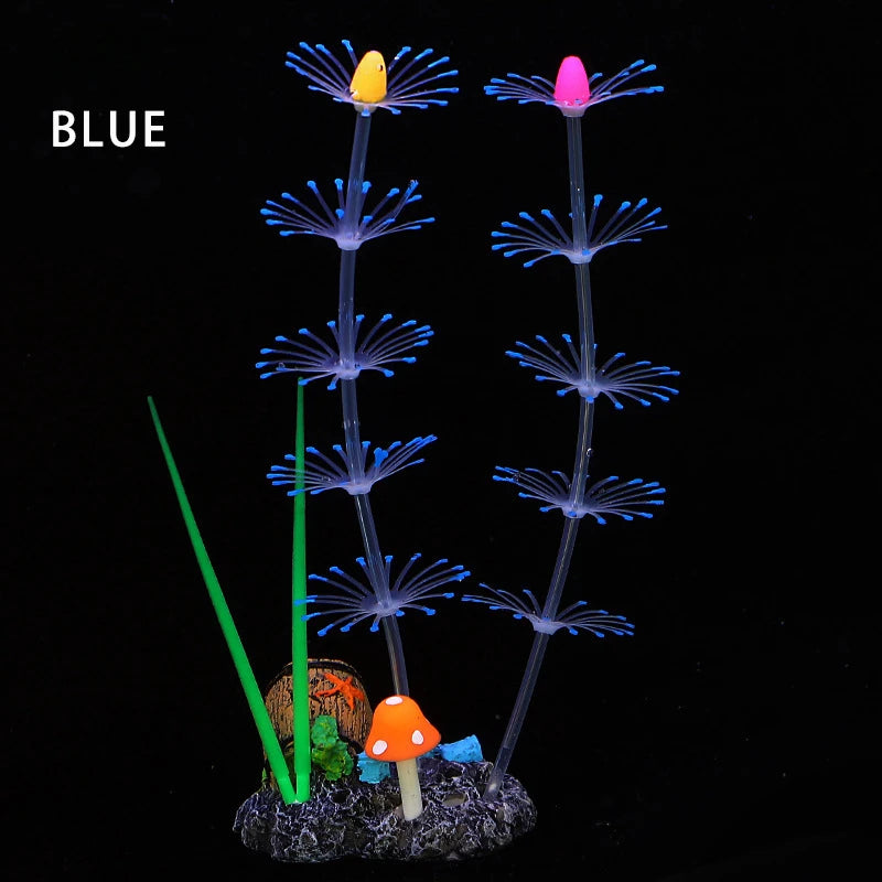 Planta acuática alta y esbelta con filamentos azules y una flor rosa en el tallo, contra fondo oscuro.