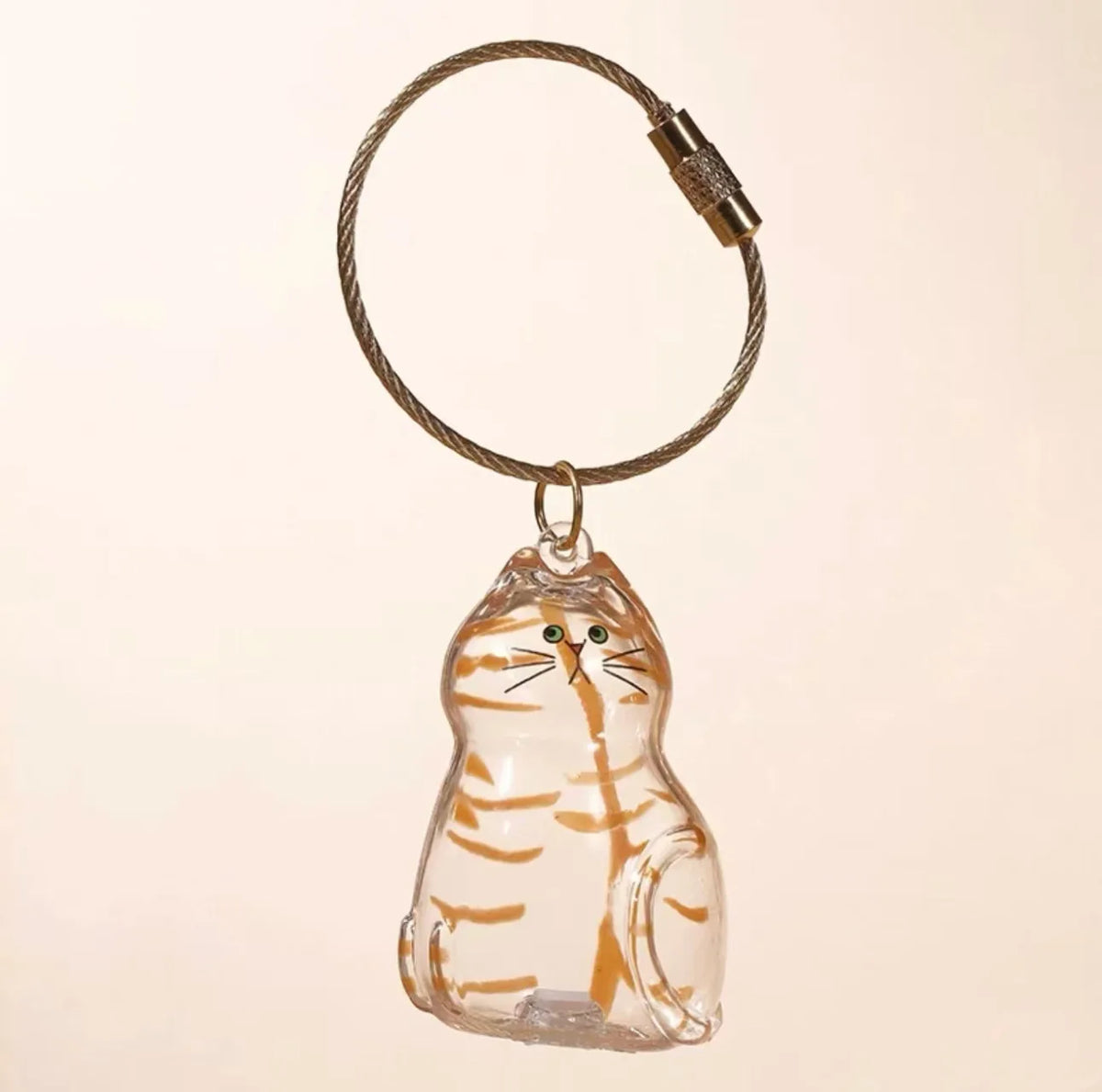 Figurine en verre transparent de chat rayé à attaché-clé en cuir tressé.