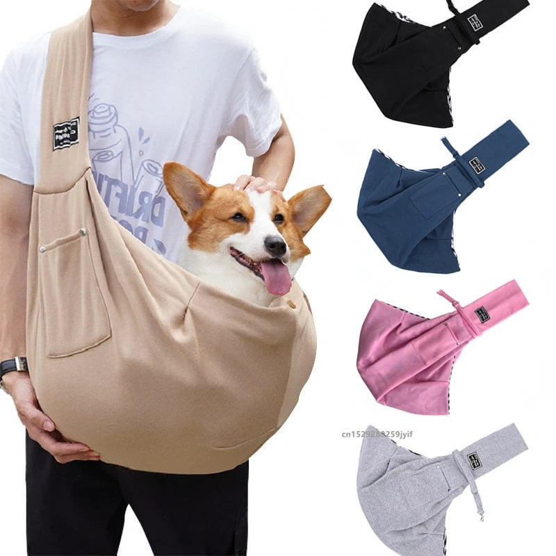 Eine Person hält einen beigen, leichten Tier-Crossbody-Sling-Tragebeutel mit Stoffriemen und einem kleinen Hund.