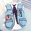 Gilet pour chien bleu clair avec motif nœud et détails de poche.