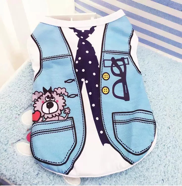 Gilet pour chien bleu clair avec motif nœud et détails de poche.