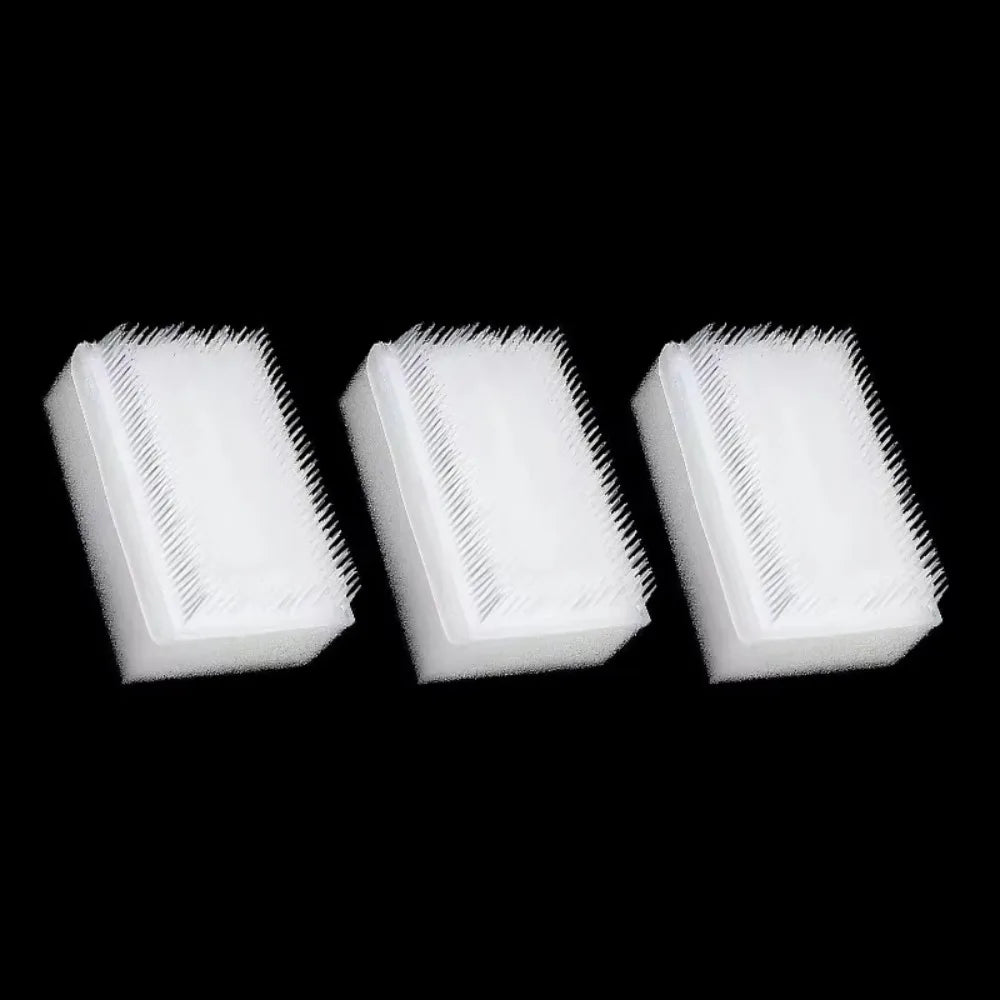 Tres cepillos de aseo para gatos de cerdas suaves y blancas, puestos uno al lado del otro.