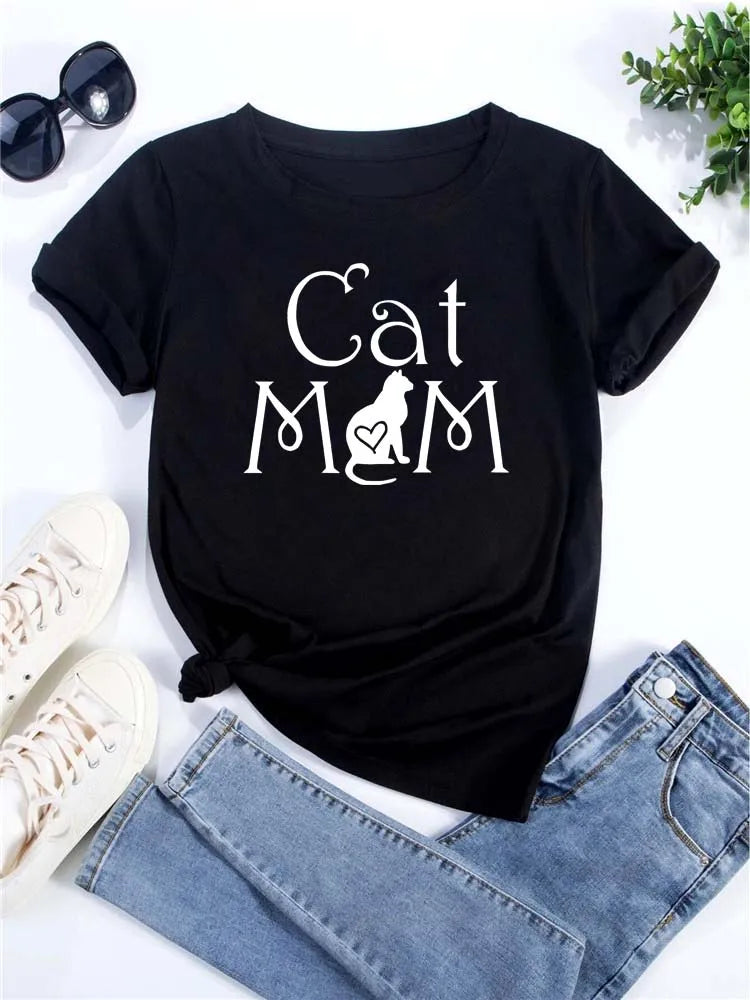 Camiseta negra de manga corta con texto blanco que dice 'Cat Mom', mostrando la silueta de la cabeza y el corazón de un gato