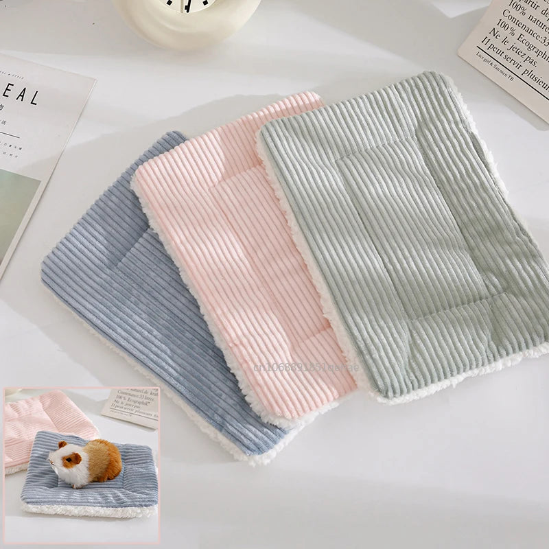 بيت هامستر دافئ في الشتاء مع بساط عش للحيوانات الأليفة الصغيرة