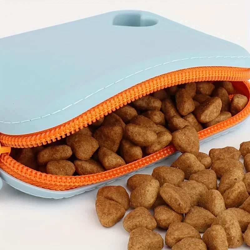 Bolsa de silicona azul claro con cremallera naranja llena de premios para perros marrones.