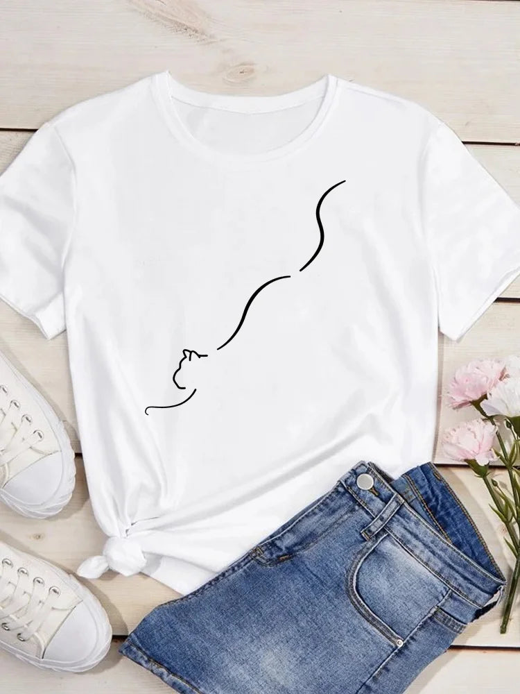 Camiseta blanca con un dibujo simple de perfil en línea negra sobre un fondo de madera clara
