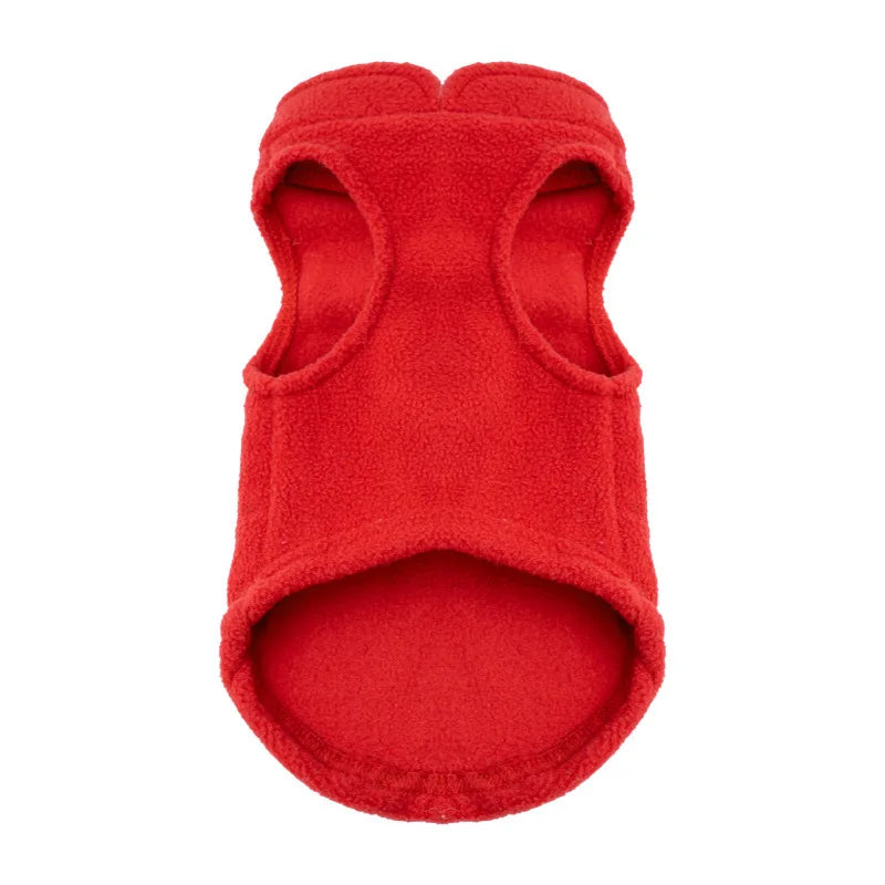 Un manteau d'hiver rouge vif et duveteux pour chien, vu de dos.