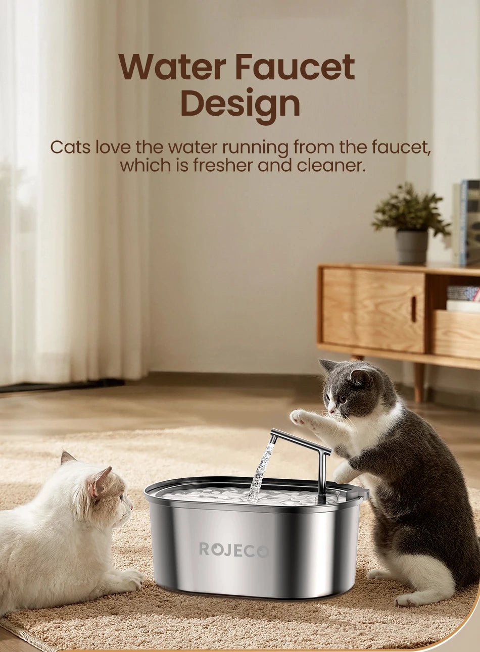 Eine Streifenkatze trinkt Wasser aus einer Edelstahl-Automatentierbrunnenschale.