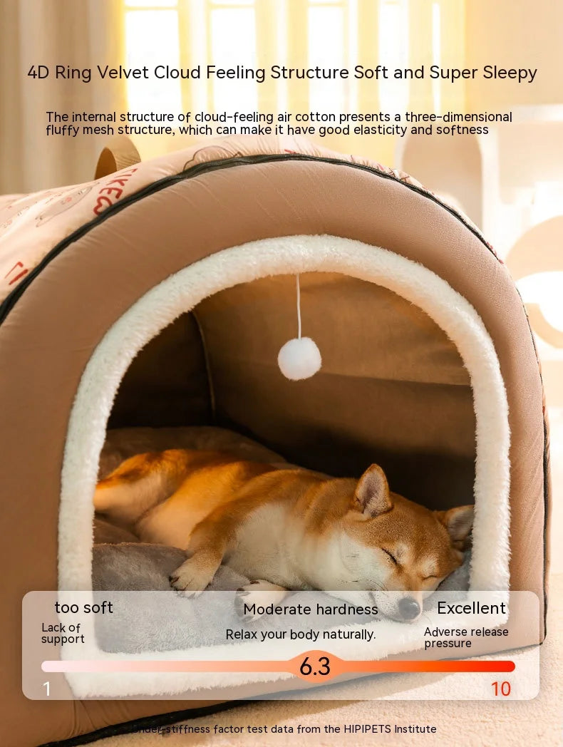Un lit-nid douillet pour chien avec une structure intérieure moelleuse, montrant un chien orange endormi.