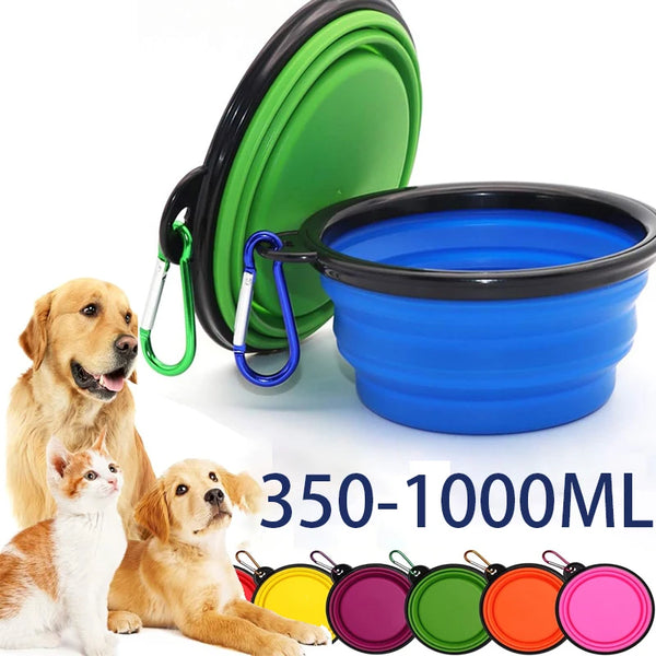 Cuenco para mascotas de silicona verde y azul con clips de mosquetón y diferentes comedores de silicona de varios colores.