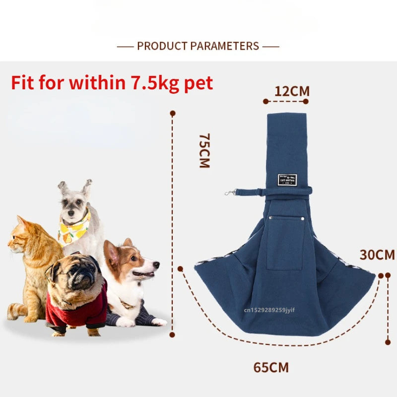 Dunkelblaue leichte Hundeträgertasche neben mehreren Hunden, die ihre Eignung für Hunde bis 7,5 kg zeigt.