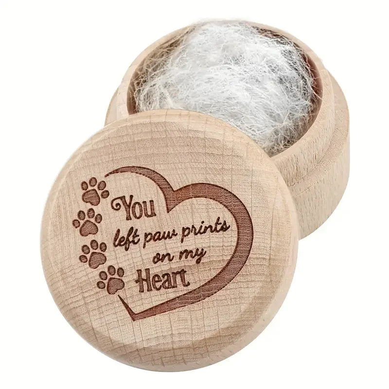 Holzkopie-Schatulle mit herzförmigem Ausschnitt und weiche weiße Tierhaare darin.