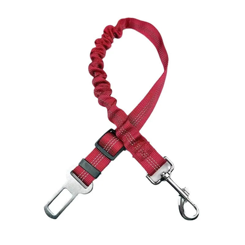 Ceinture de voiture pour animal rouge réglable avec élastique amortisseur et attaches métalliques.